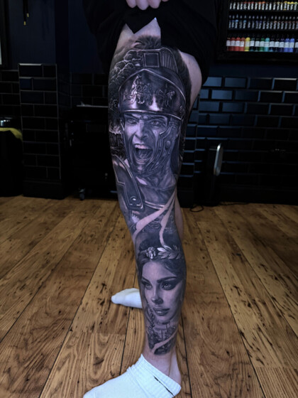 Реалистичная татуировка на всю ногу: римский легионер и женский портрет