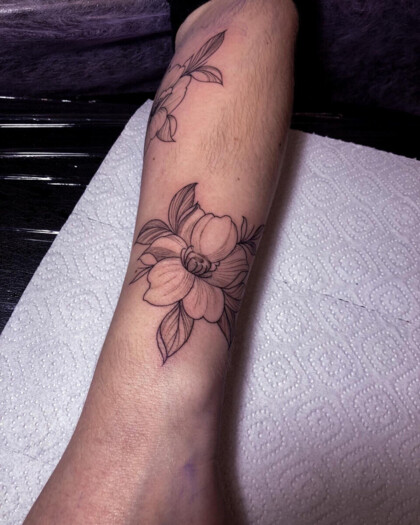 Татуировка с цветами в стиле графика на предплечье – 2
