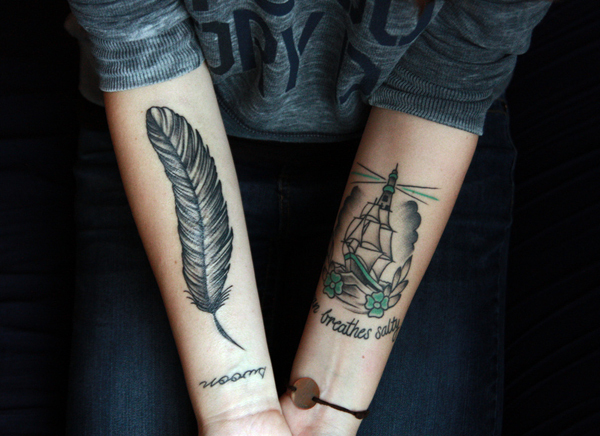 Черно-белая тату у девушки на предплечье в виде большого пера