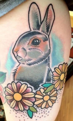 Цветная тату на бедрах девушки - заяц с цветами