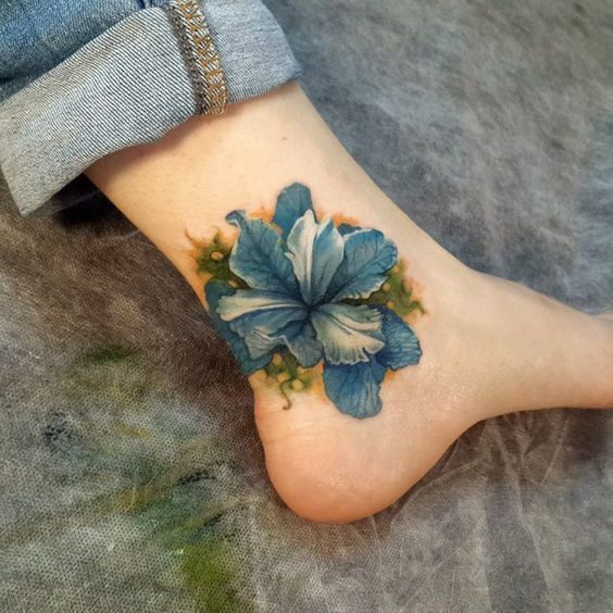 Фото тату синего ириса на щиколотке девушки