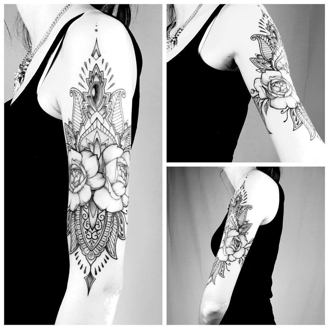 Фото татуировки в стиле барокко на плече девушки – 1