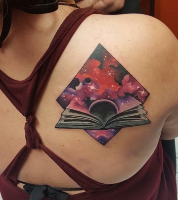 Изображение книги с космосом на лопатке девушки