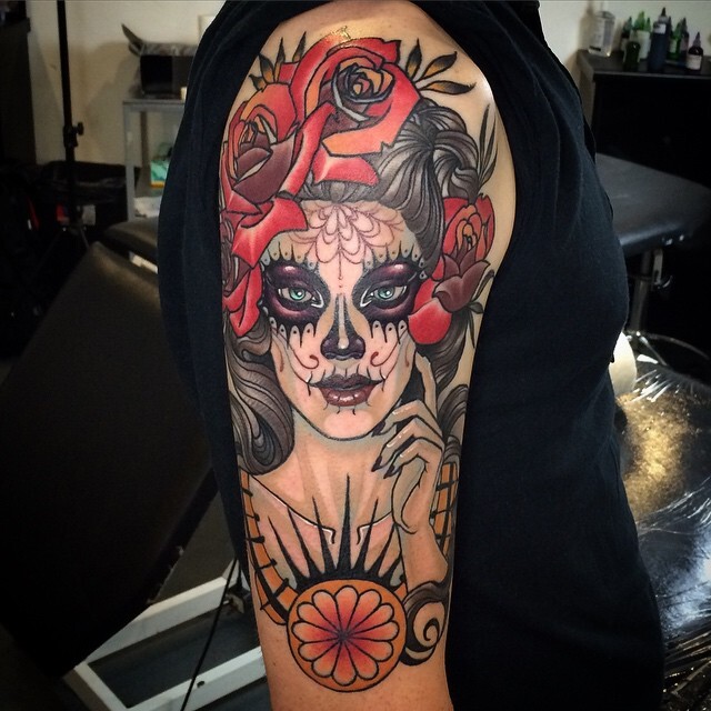 Мексиканский черепок - тату в стиле чикано на плече парня