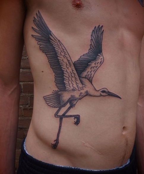 Рисунок аиста на боку мужчины