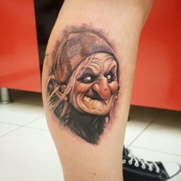 Рисунок ведьмы на голени девушки