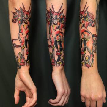 Тату цербера на предплечье парня