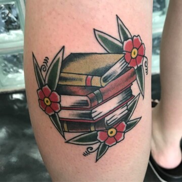 Тату книг на голени парня