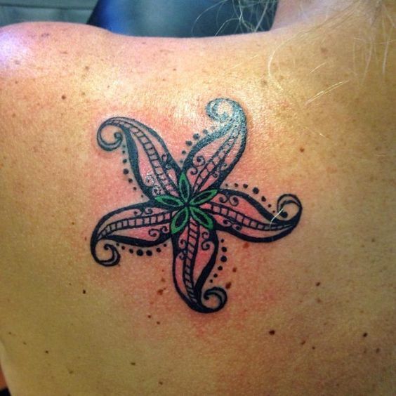 Тату морской звезды на лопатке женщины