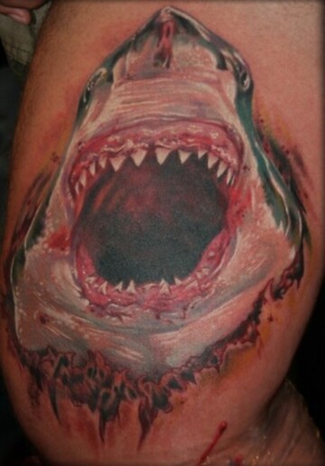Тату на бедрах у парня - акула