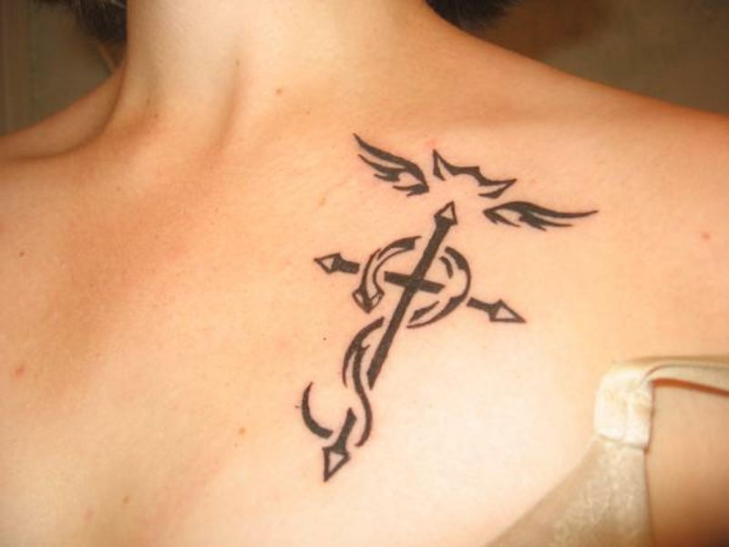 Тату на груди девушки - крест