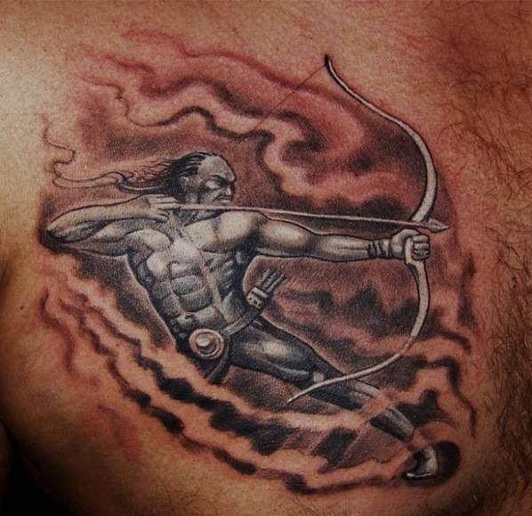 Тату на груди парня - знак зодиака стрелец