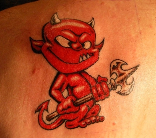 Тату на лопатке парня - маленький дьявол