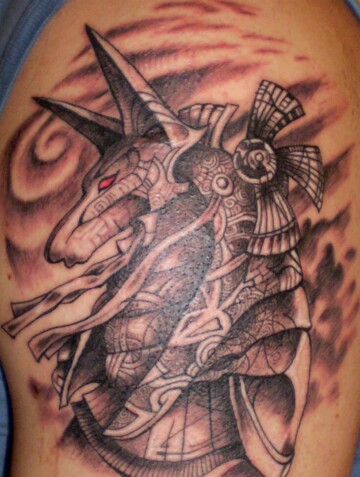 Тату на плече парня - анубис