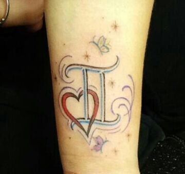 Тату на предплечье девушки - знак зодиака близнецы