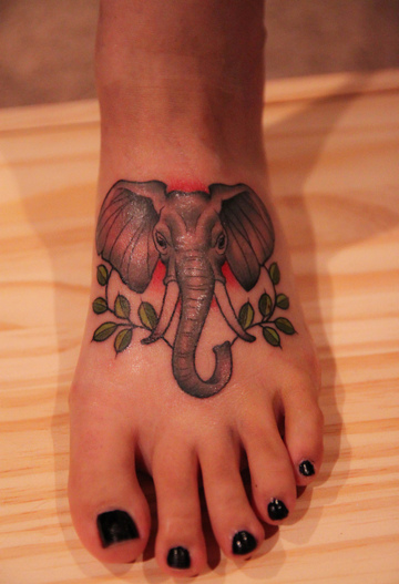 Тату на ступне девушки - слон