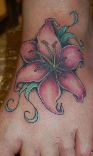 Тату на ступне девушки в виде цветка лилии