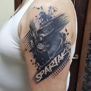 Тату спартанца на плече парня
