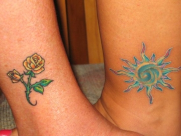 Тату у девушки на щиколотках - солнце и роза