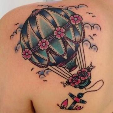 Тату воздушного шара на лопатке девушки