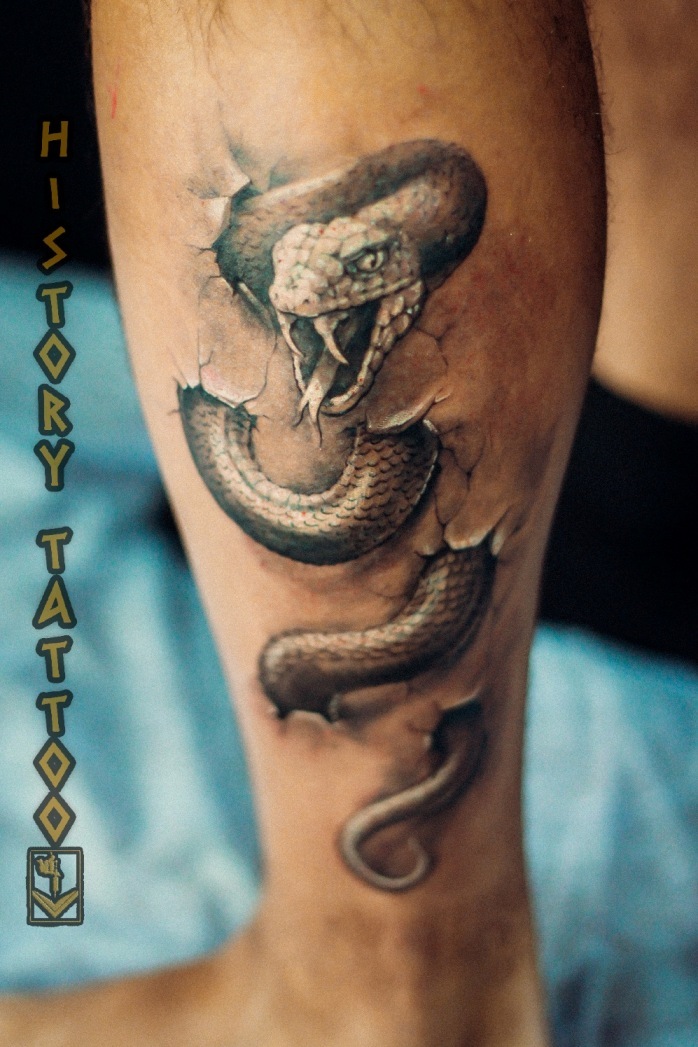 Тату змеи на голени у парня