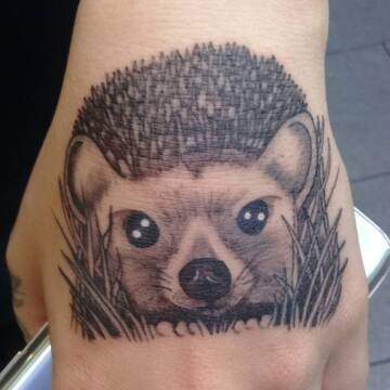 Татуха ежика на кисти парня