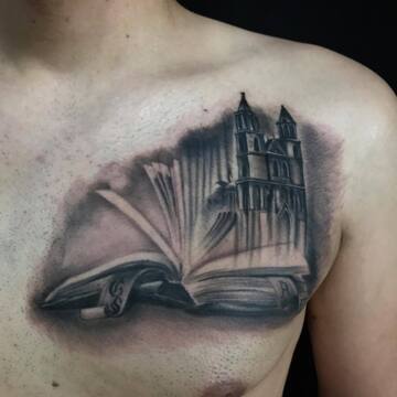 Татуха книги на груди мужчины