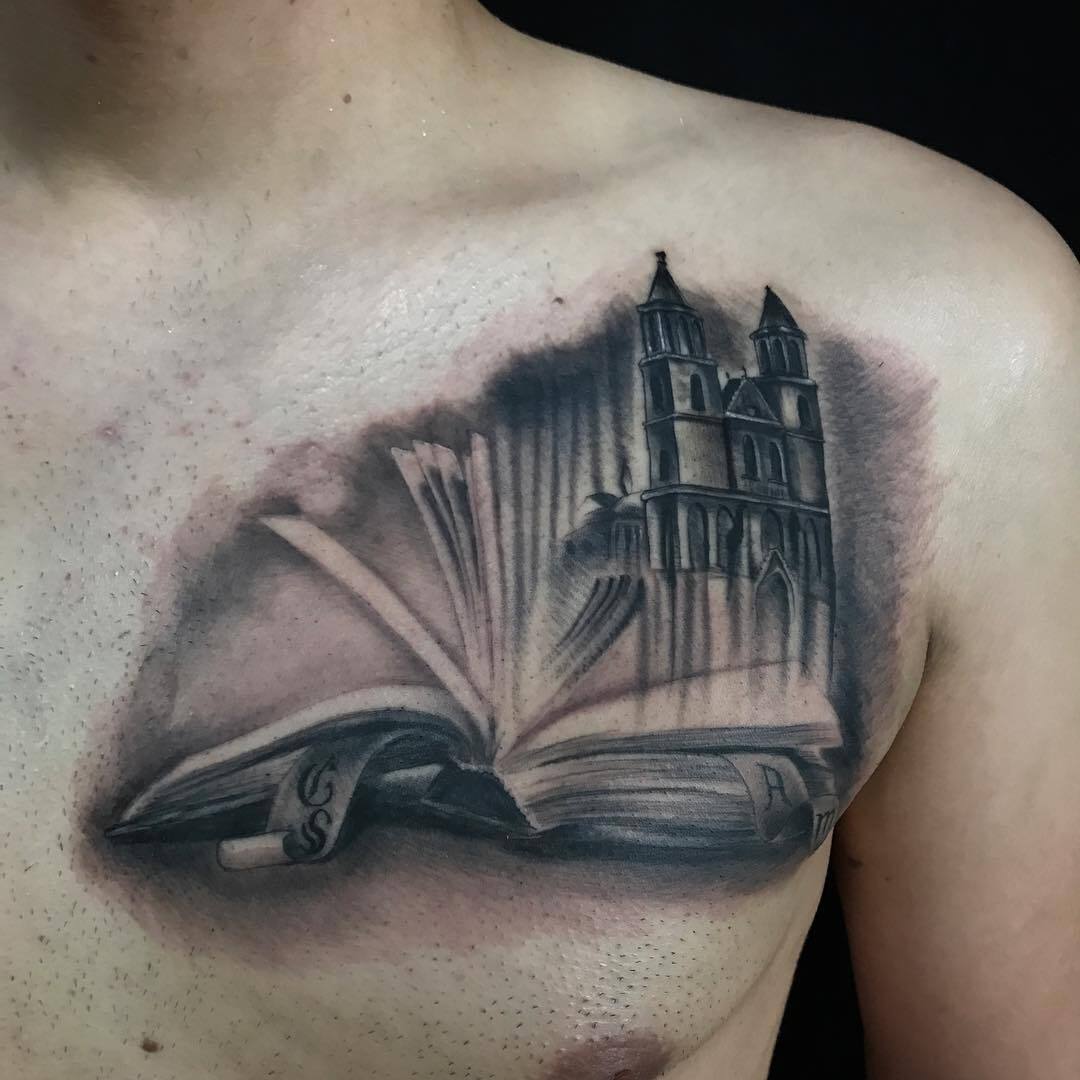 Татуха книги на груди мужчины
