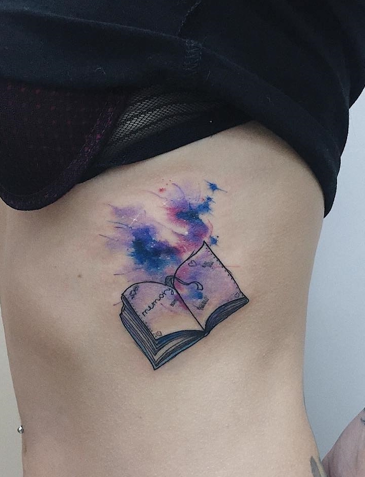 Татуха книги на ребрах девушки