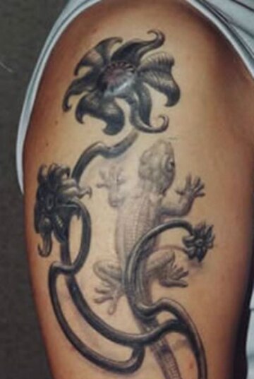 Татуха у девушки на плече в виде ящерицы
