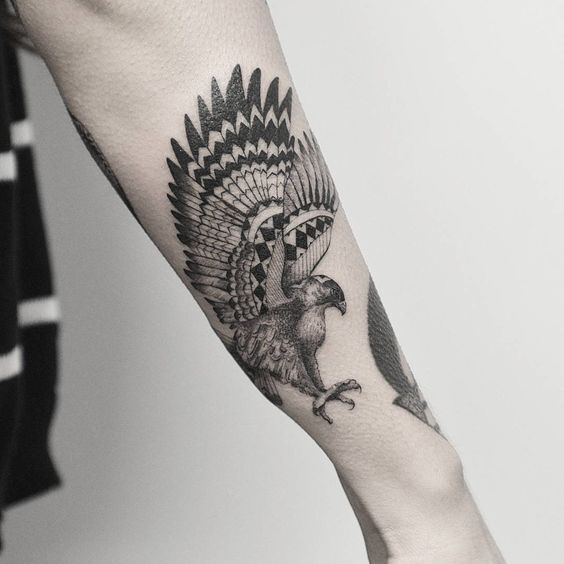 Татуировка ястреба на предплечье парня