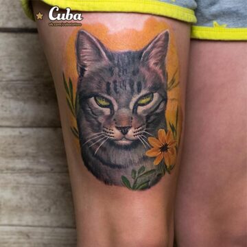 Татуировка на бедре у девушки - кошка