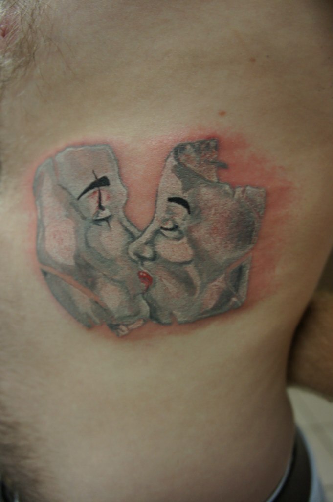 Татуировка на боку у парня - маски