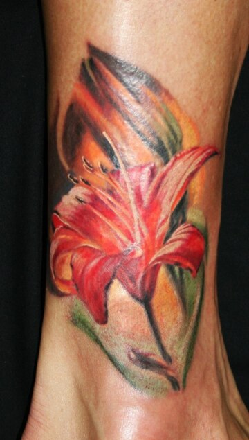 Татуировка на голени у девушки - лилия