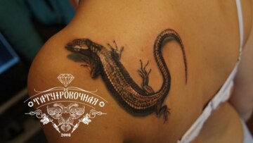 Татуировка на лопатке у девушки - ящерица