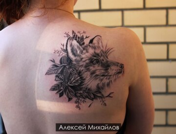 Татуировка на лопатке у девушки - лиса
