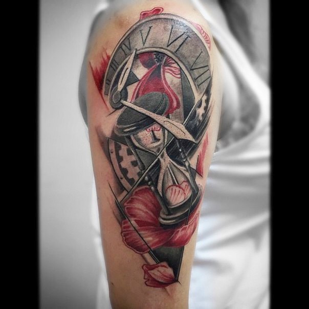Татуировка на плече девушки - часы