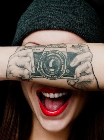 Татуировка на предплечье девушки - фотоаппарат pentax